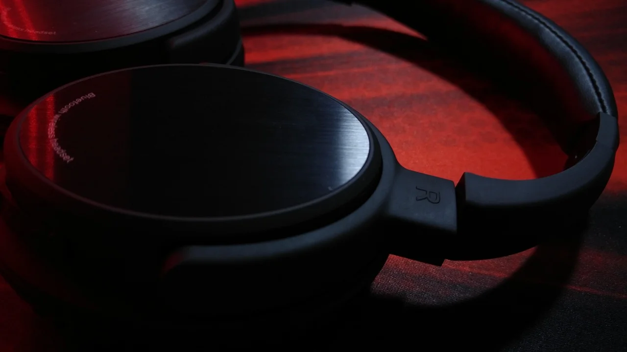Notebook com configurações de Bluetooth abertas no Windows 11.