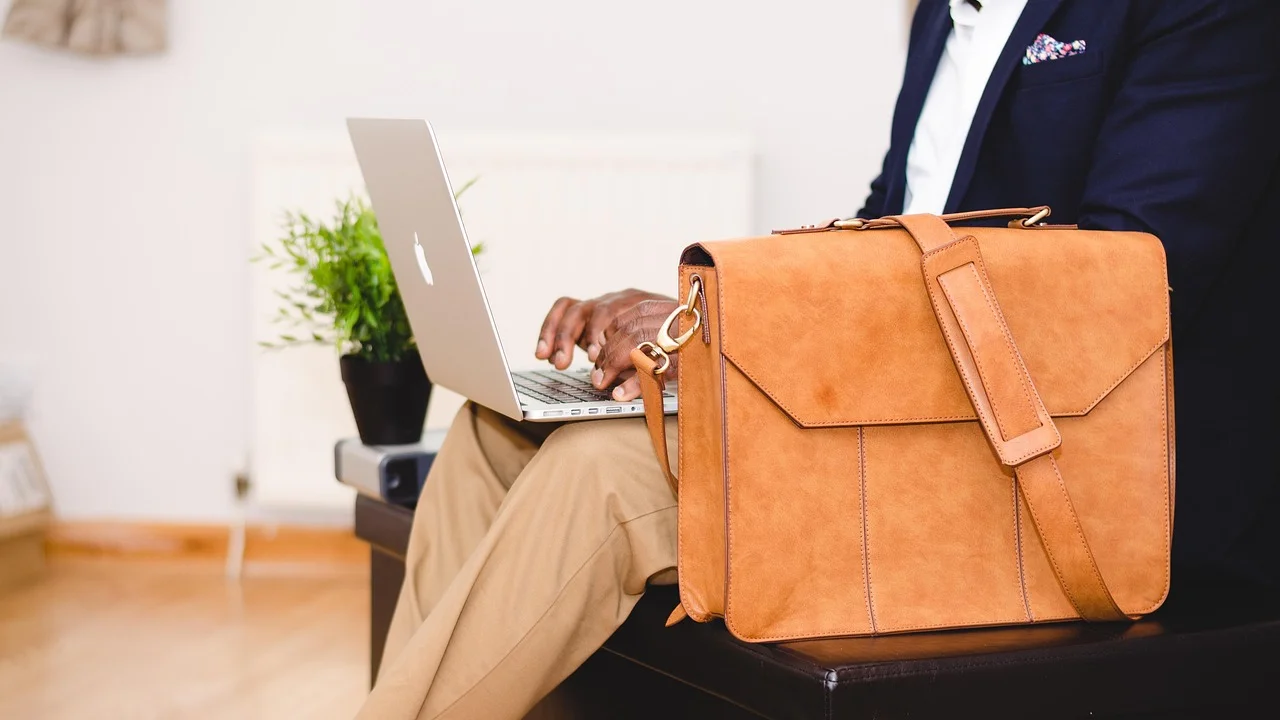 Maleta para notebook com bolsos para acessórios