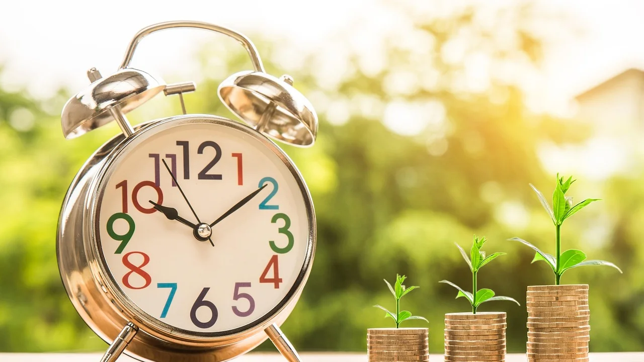 Celular exibe movimentações financeiras de uma empresa.