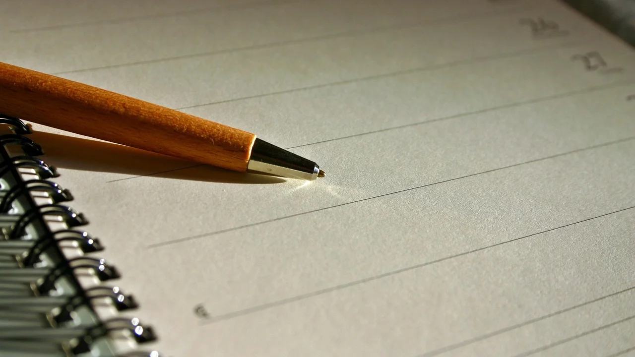 Profissional analisa documentos e dados para abertura de CNPJ.