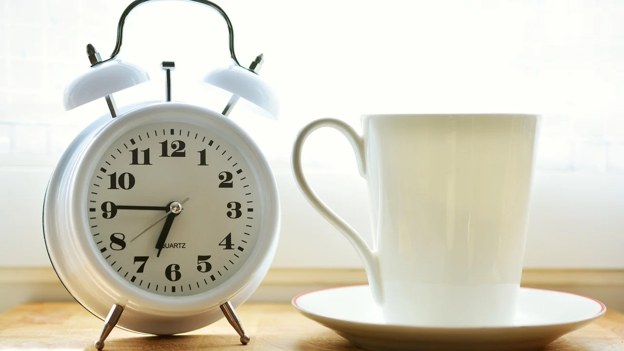 Caderno e xícara de café organizados para uma rotina matinal tranquila.