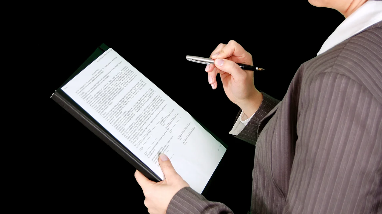Equipe analisando sugestões em arquivo compartilhado.