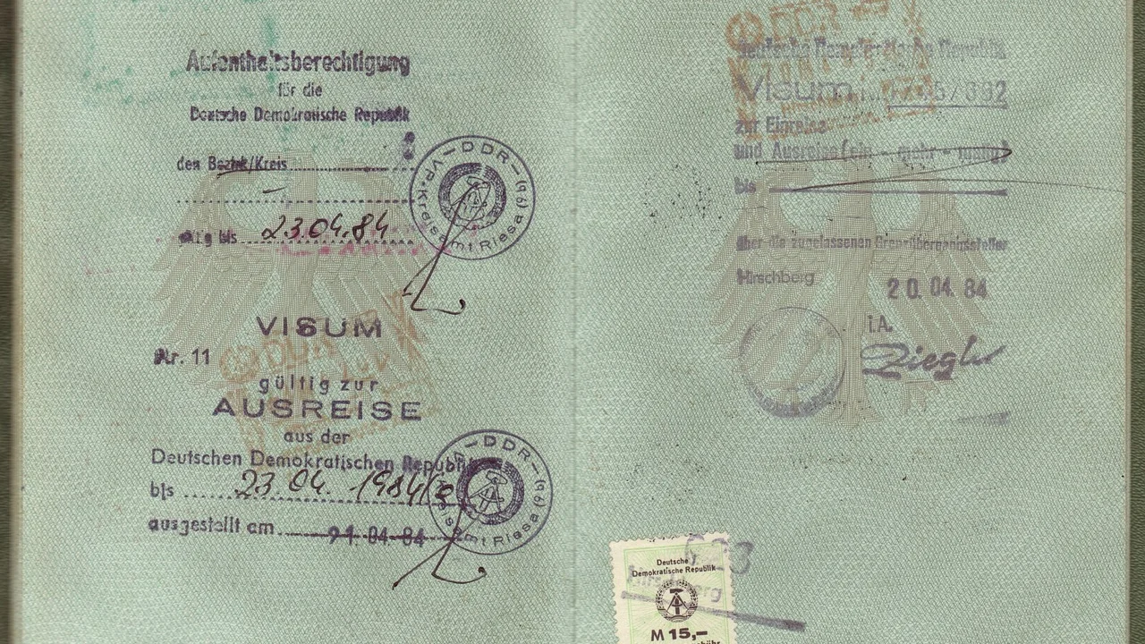 Atendente realiza a conferência de documentos de identificação.