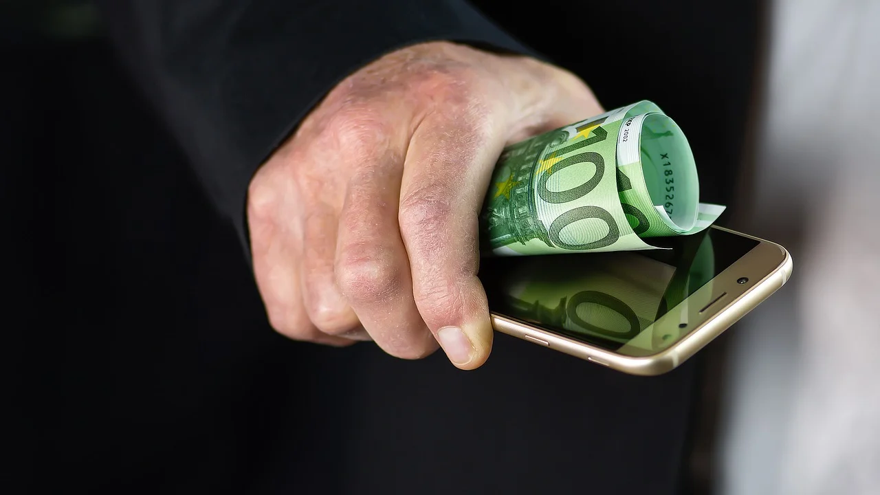 Cliente revisa o extrato de operações programadas no aplicativo.