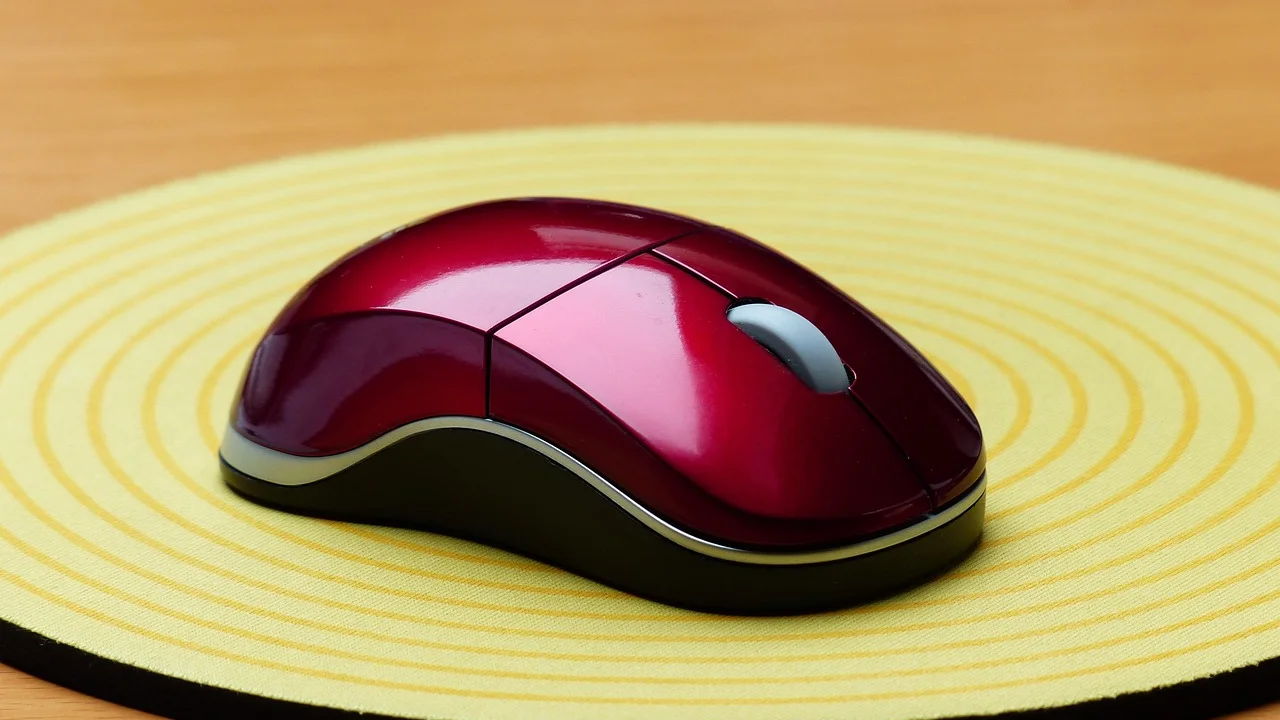 Uso confortável do mouse em estação de trabalho organizada.