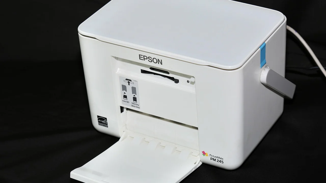 Documento com linhas e cores para avaliar a qualidade impressa.
