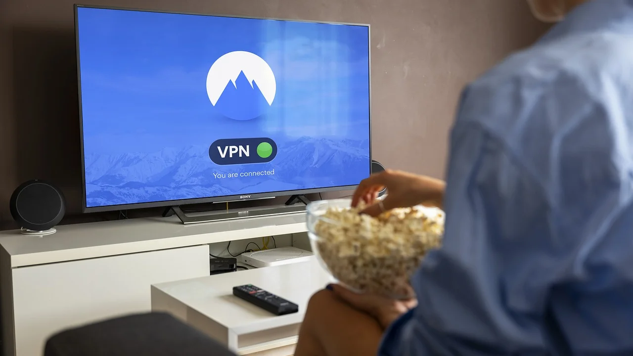 Controle remoto apontado para televisão conectada à internet