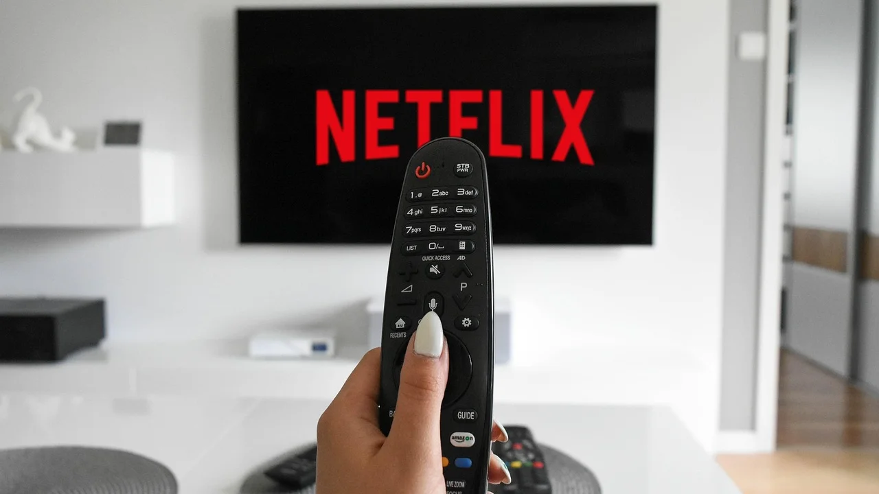 Smart TV exibindo uma transmissão ao vivo pela internet