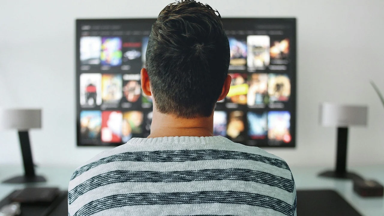 Celular com aplicativo oficial de TV aberta em reprodução
