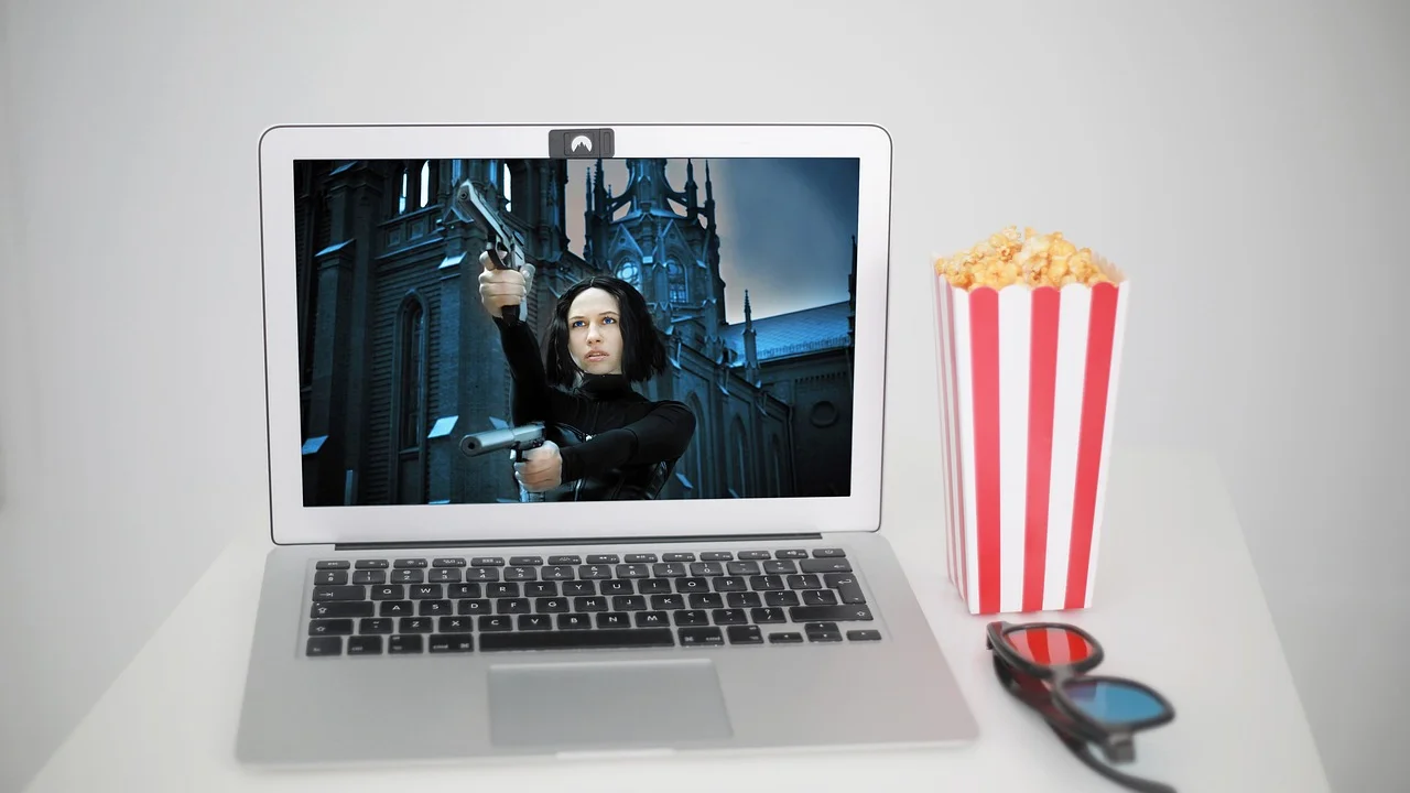 Pessoa assistindo a vídeos em um notebook com ambiente organizado