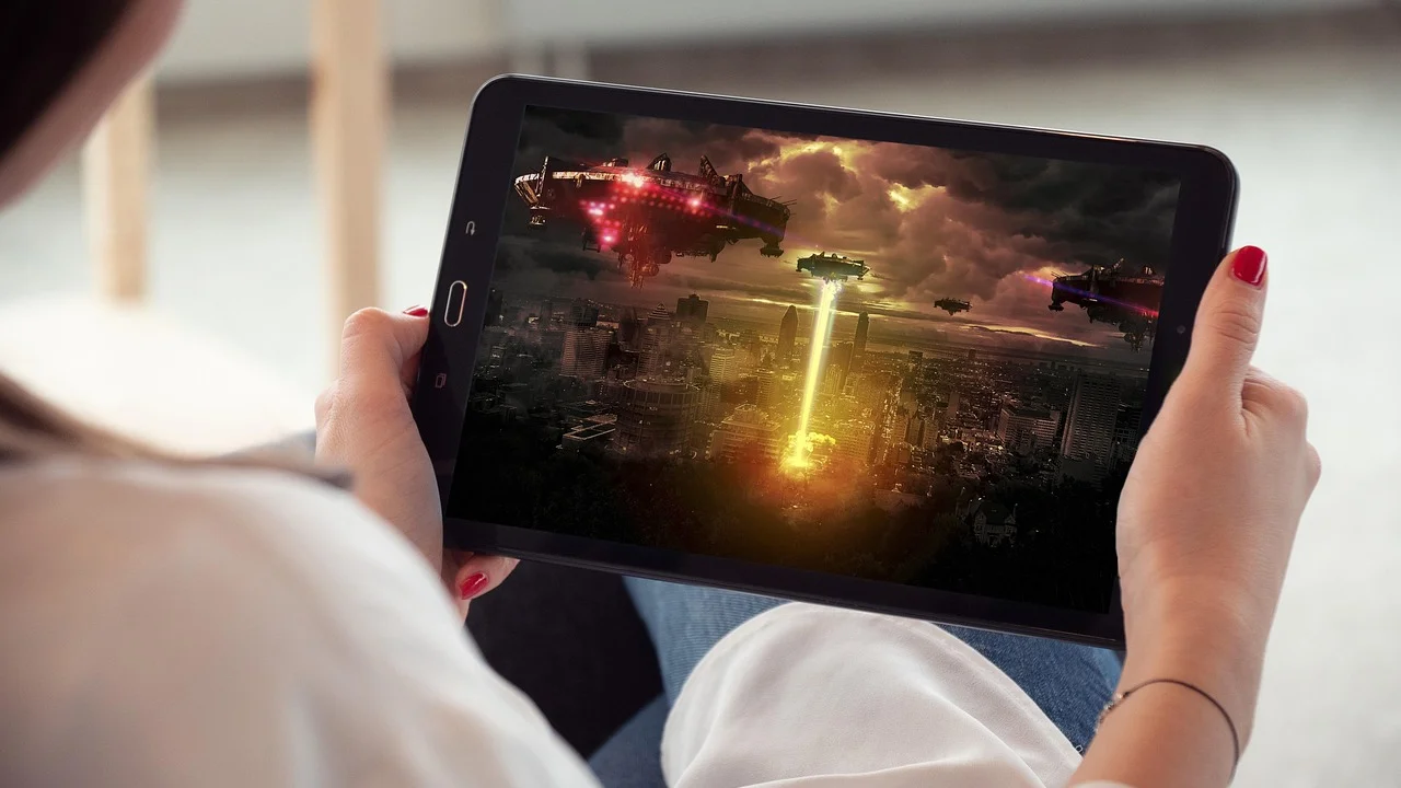 Aplicativo de vídeo aberto em um smartphone sobre uma mesa