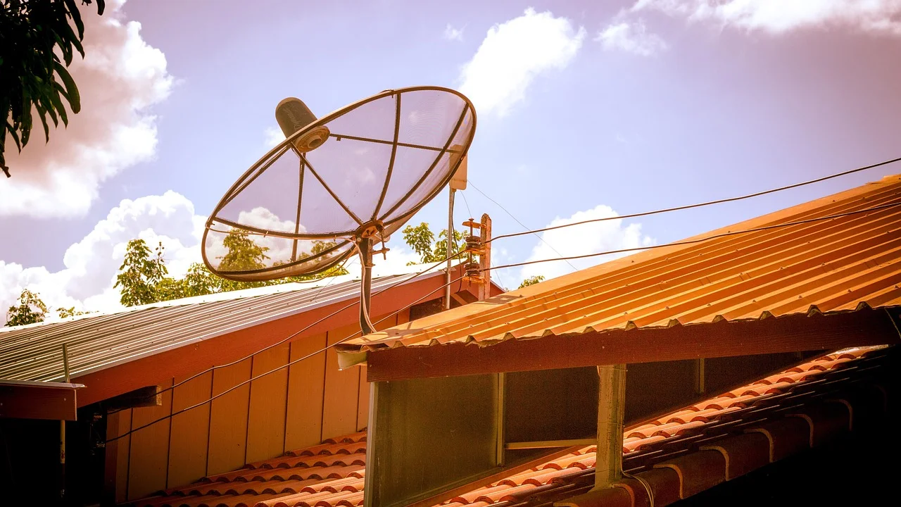 Cabo coaxial conectado à entrada de antena na parte traseira da televisão.