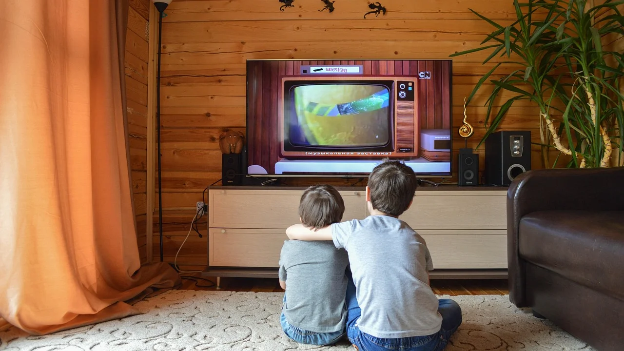 Menu de televisão exibindo a opção de busca automática de canais.