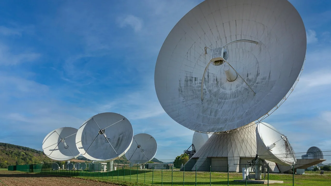 Antena interna instalada em local alto e afastado de objetos metálicos.
