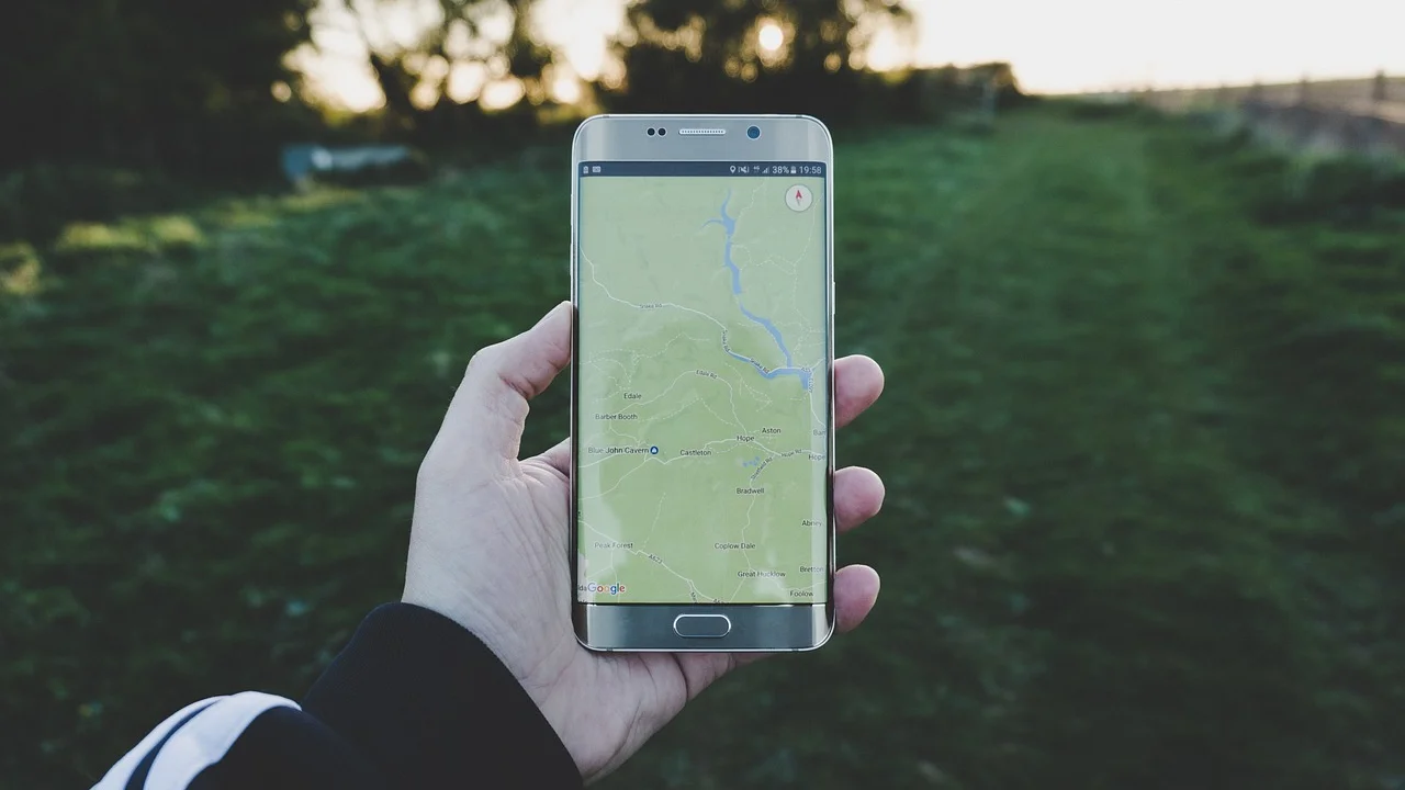 Usuário testando o toque remoto em um celular