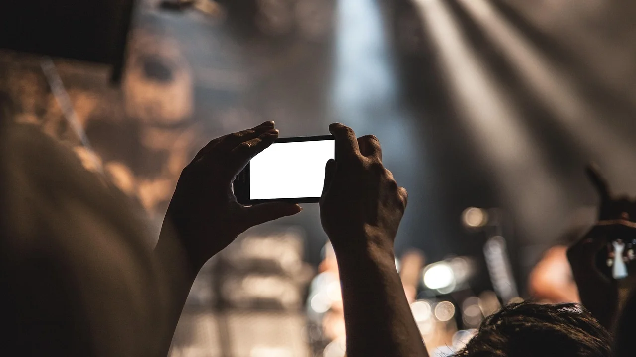 Celular exibindo aplicativos compatíveis com tema escuro