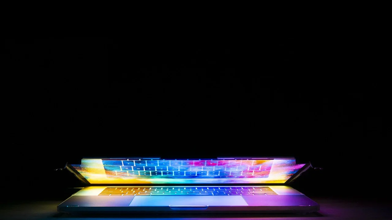 Pessoa ajustando a aparência do computador em ambiente interno