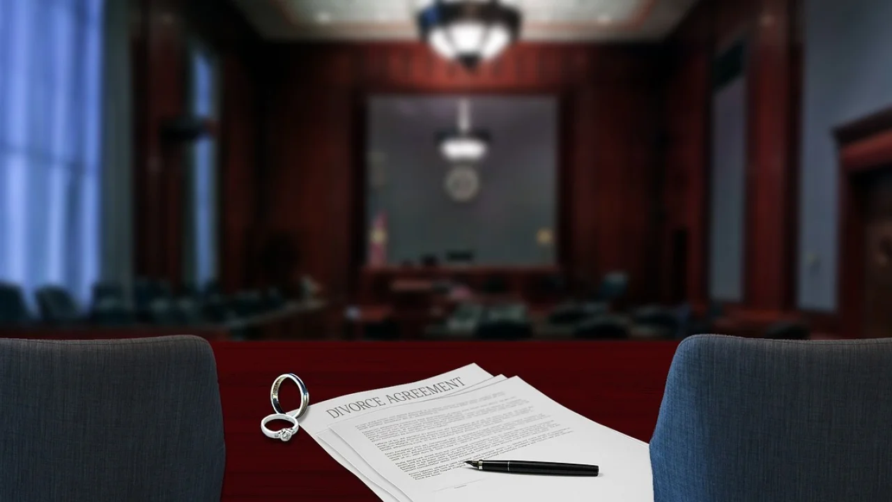 Família reúne documentos antes de procurar o posto de cadastramento.