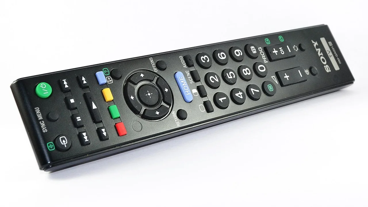 Controle remoto diante de uma Smart TV LG na tela de configurações.