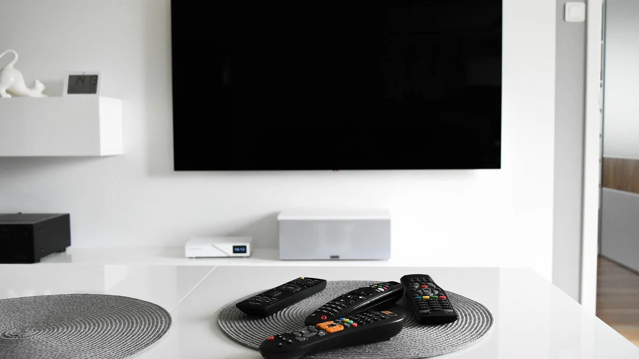 Pendrive preparado para instalar uma atualização de sistema na TV.