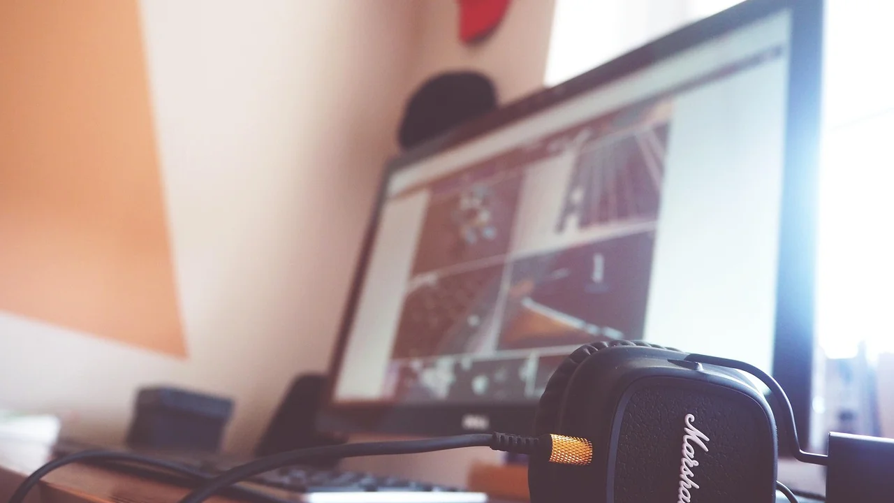 Fones de ouvido conectados a um PC para teste de áudio.