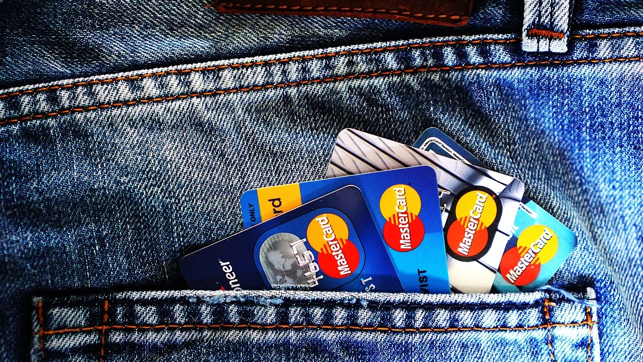 Cliente acessa o aplicativo bancário para gerenciar o cartão.