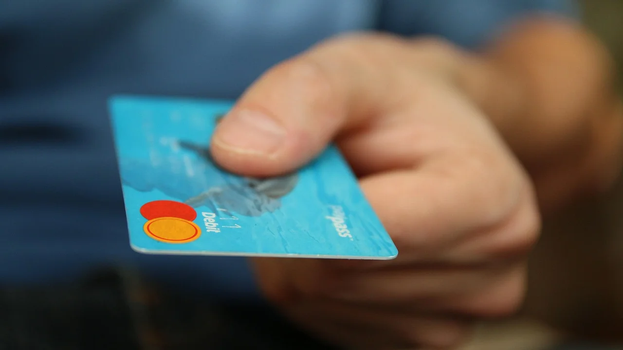 Tela de celular mostra opções de segurança para cartão.