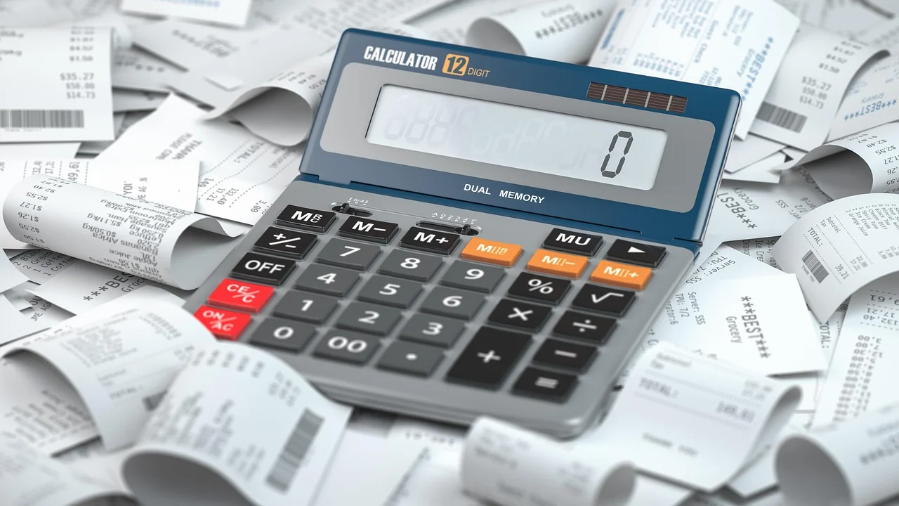 Documento fiscal eletrônico em mesa de trabalho com computador