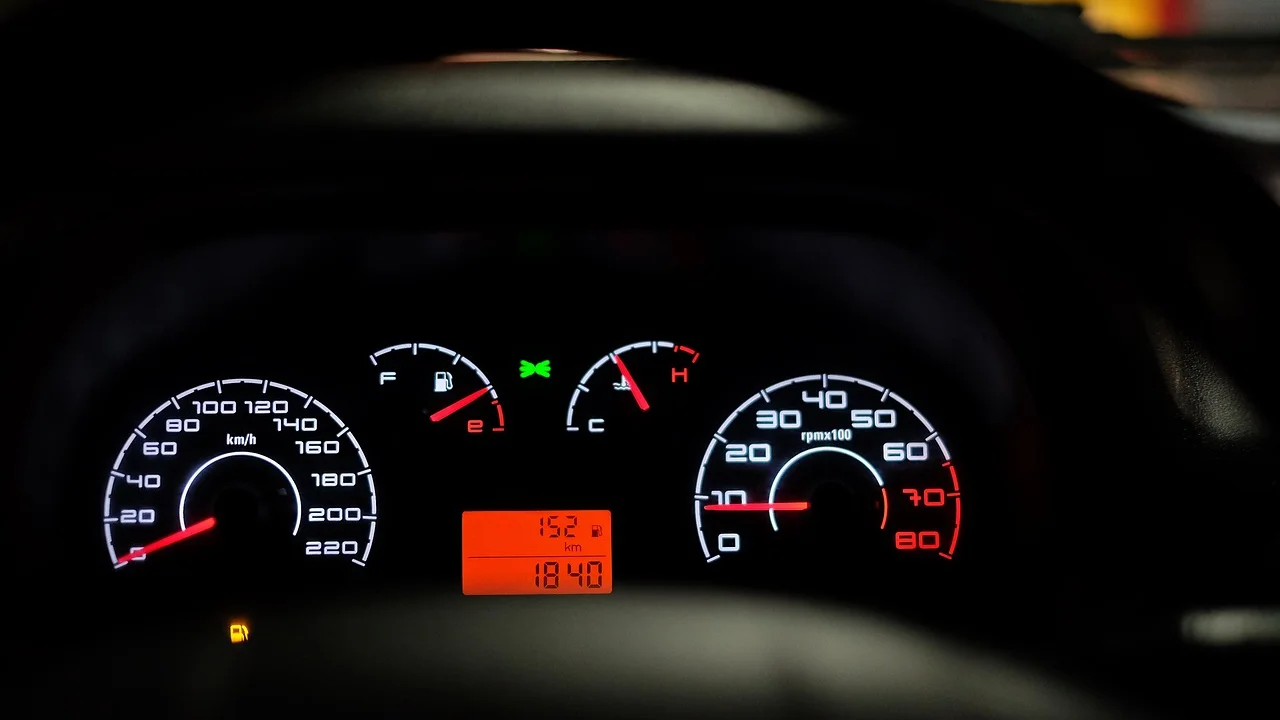 Painel do carro exibindo dados de autonomia e consumo médio.