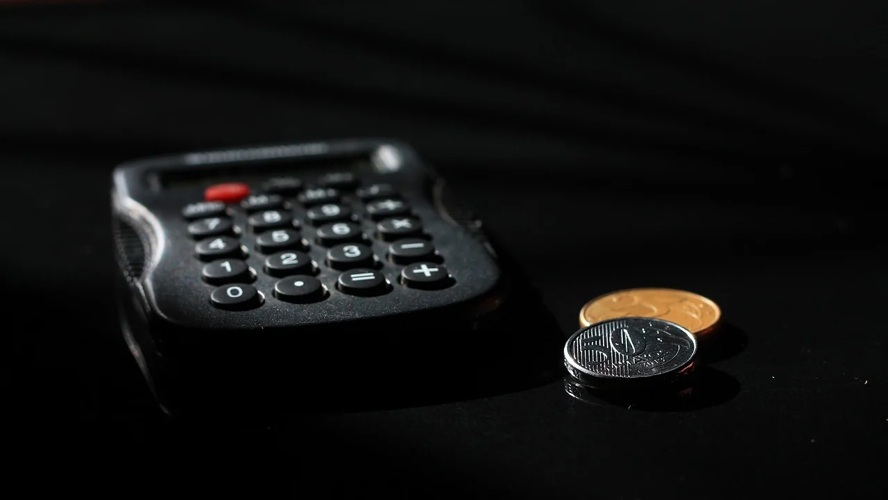 Pessoa usando calculadora para estimar o décimo terceiro salário.