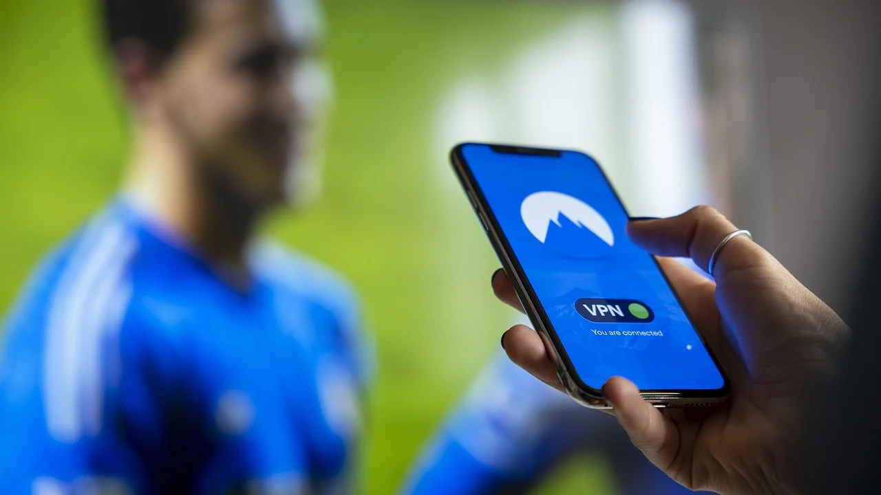 Celular aberto na página de gerenciamento de assinatura de streaming.
