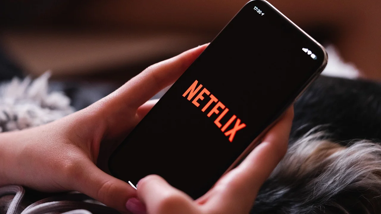Pessoa revisa assinaturas digitais pelo telefone.