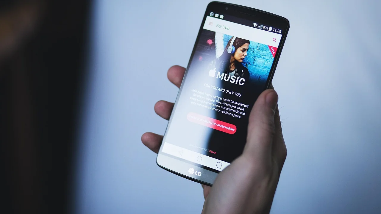 Cartão de pagamento ao lado de um smartphone com aplicativo de vídeo.