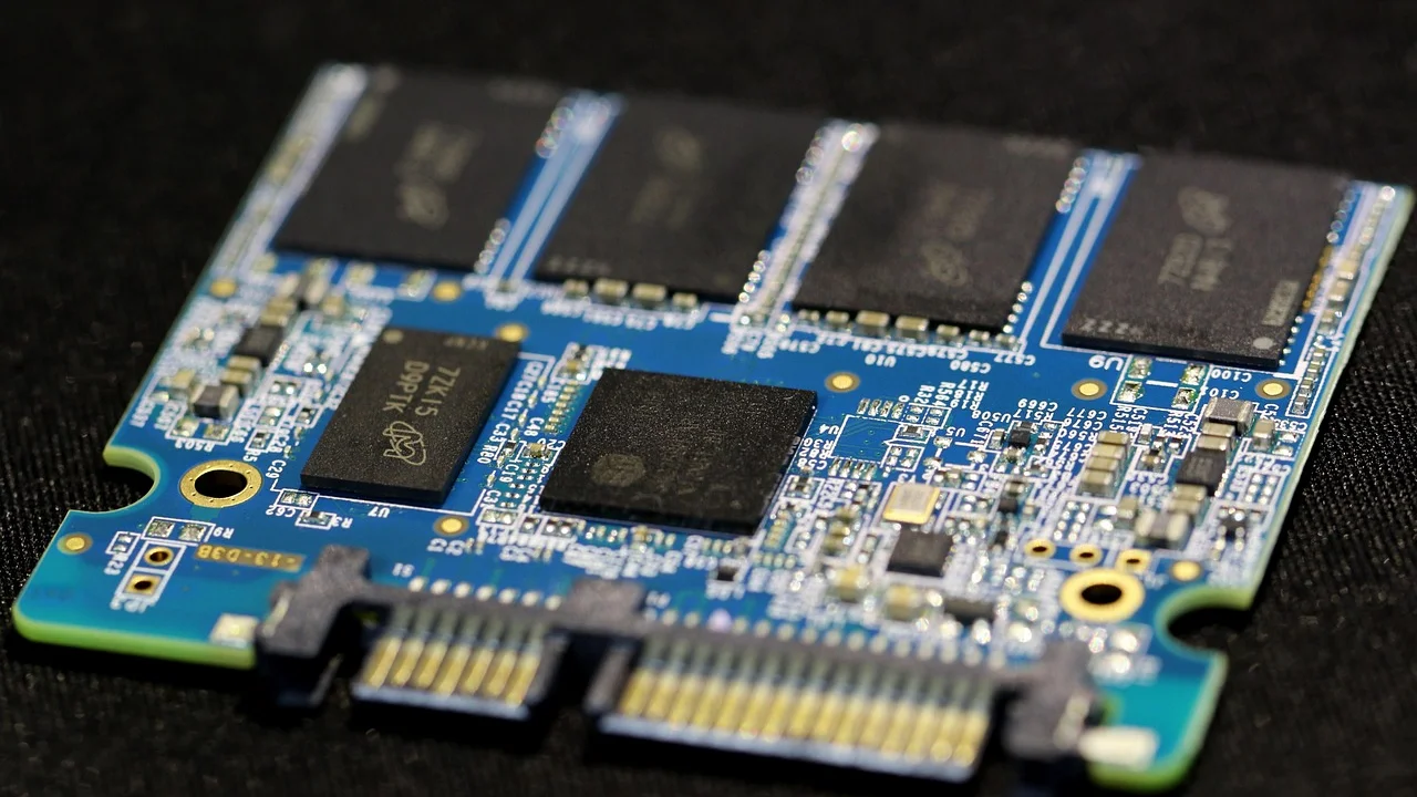 Instalação de SSD no compartimento interno de um notebook