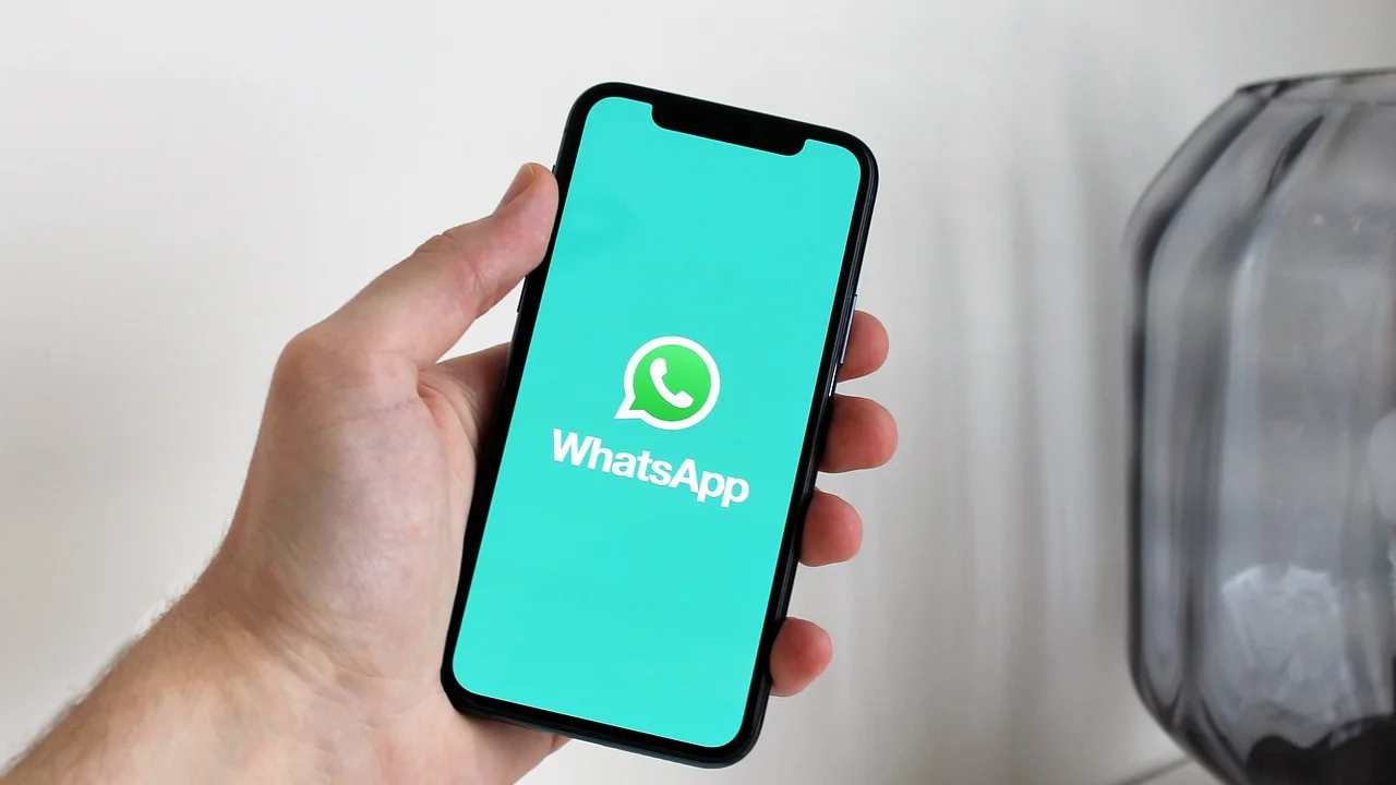 Atendente usando respostas rápidas durante conversa com cliente