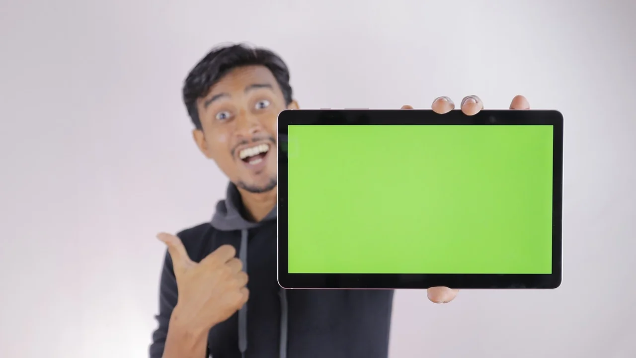 Projetor mostrando uma apresentação com conteúdo em vídeo.