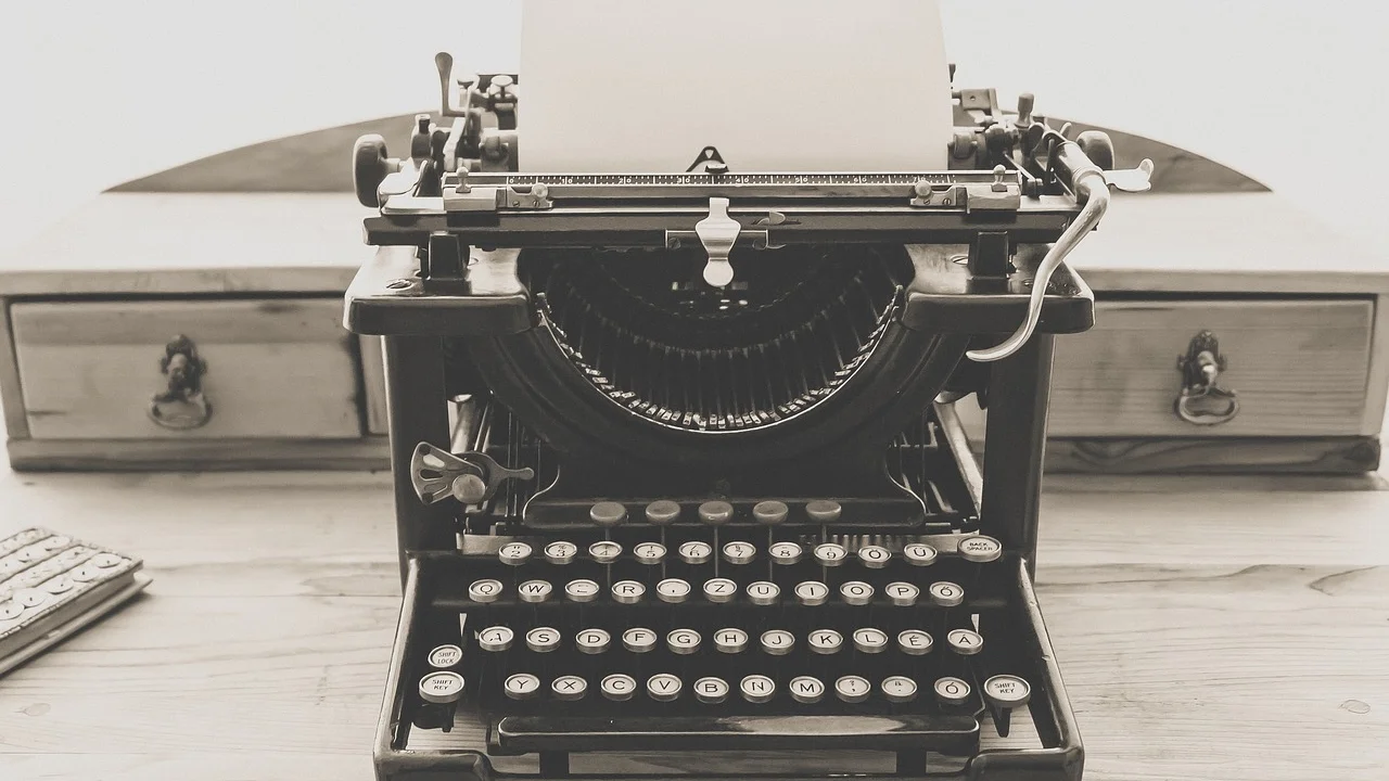 Pessoa analisando versões de texto no computador