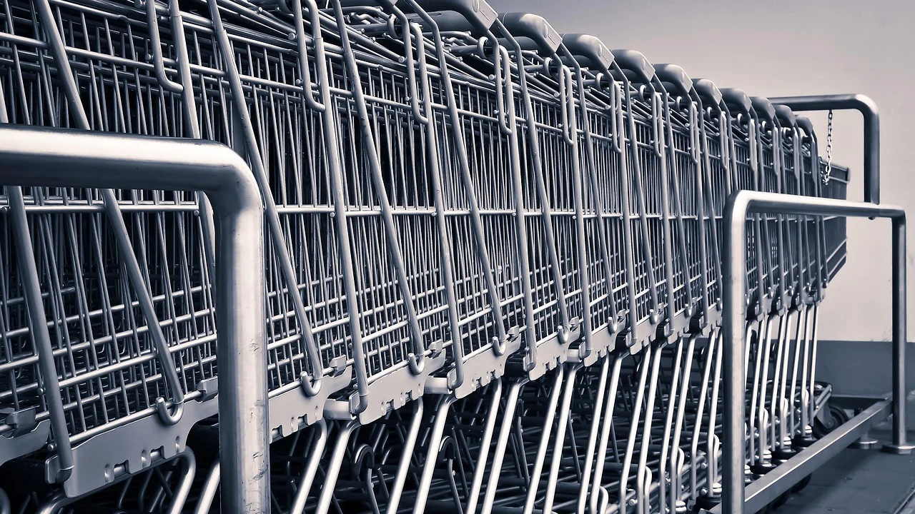 Pessoa compara preços de produtos no celular antes da compra.