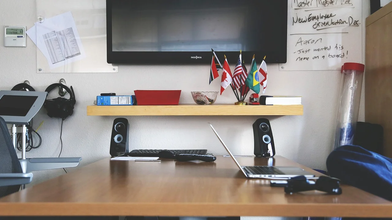 Detalhe de um cabo HDMI encaixado na entrada lateral da televisão
