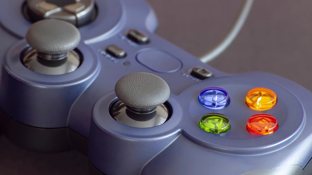 Botão de sincronização de um controle de Xbox em destaque