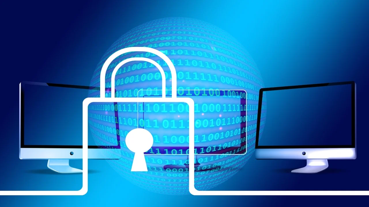 Profissional revisando configurações de segurança em servidor
