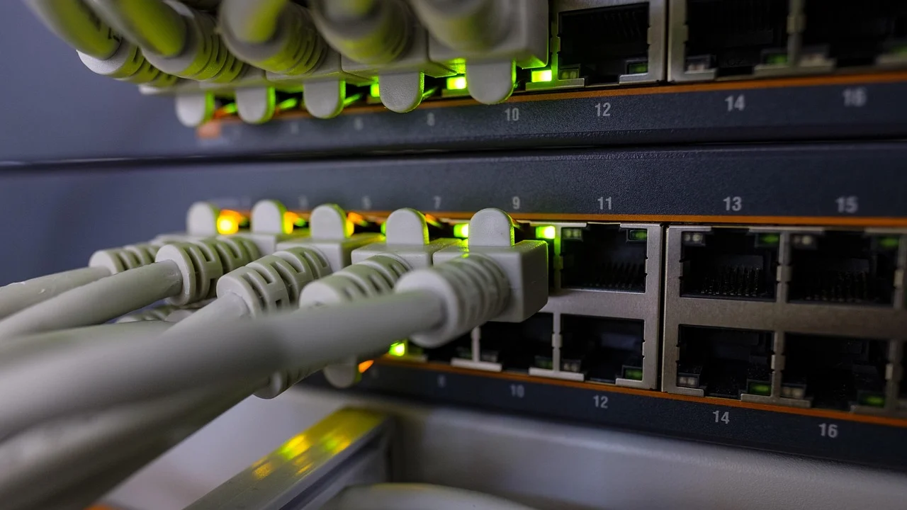 Cabo Ethernet ligado à porta de um computador