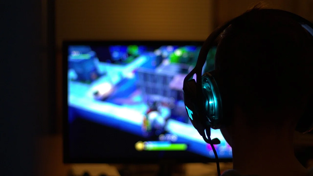Monitor gamer exibindo um jogo de corrida em alta definição