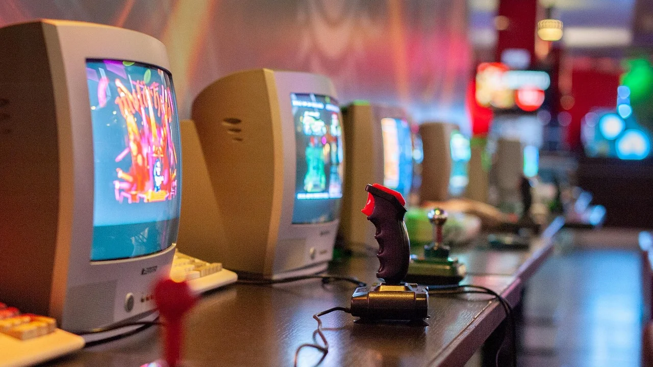 Setup de PC gamer com monitor e placa de vídeo