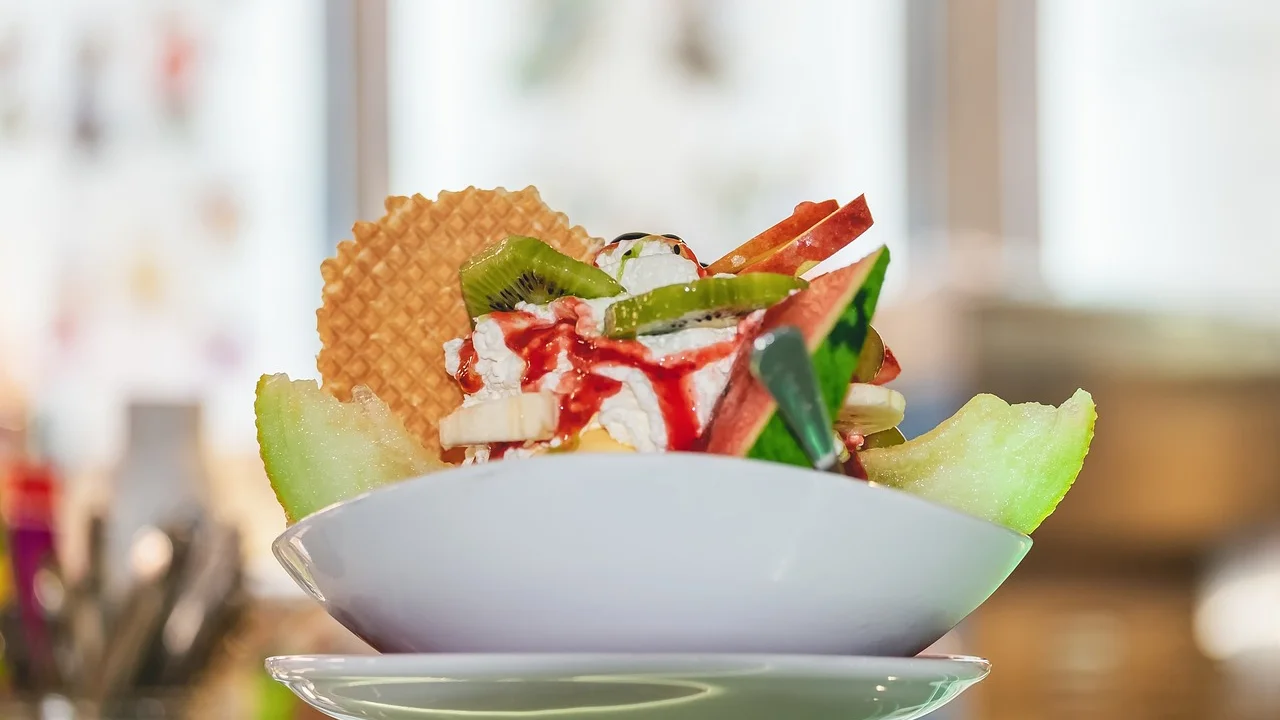 Marmitas caseiras etiquetadas para facilitar o consumo.