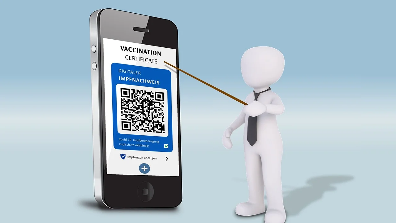 Profissional de saúde registra uma dose de vacina