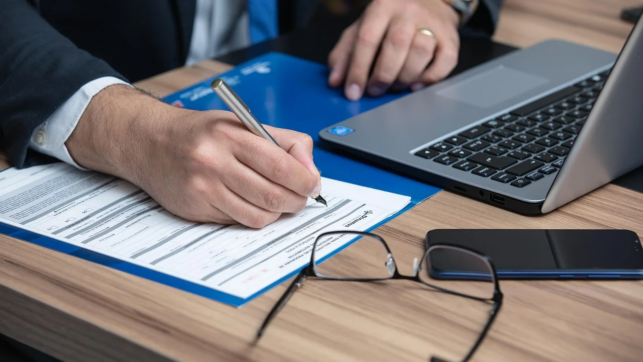 Tela de contrato de trabalho exibida em um celular