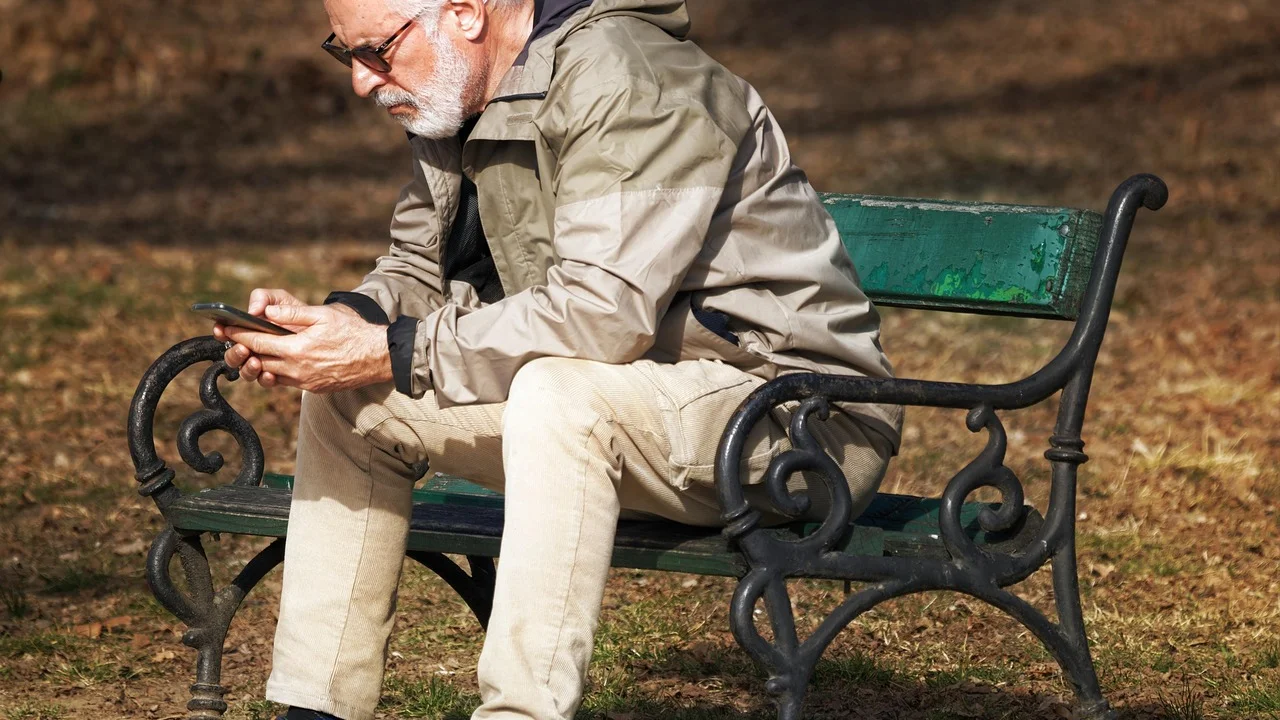 Pessoa idosa consulta informações do benefício pelo celular