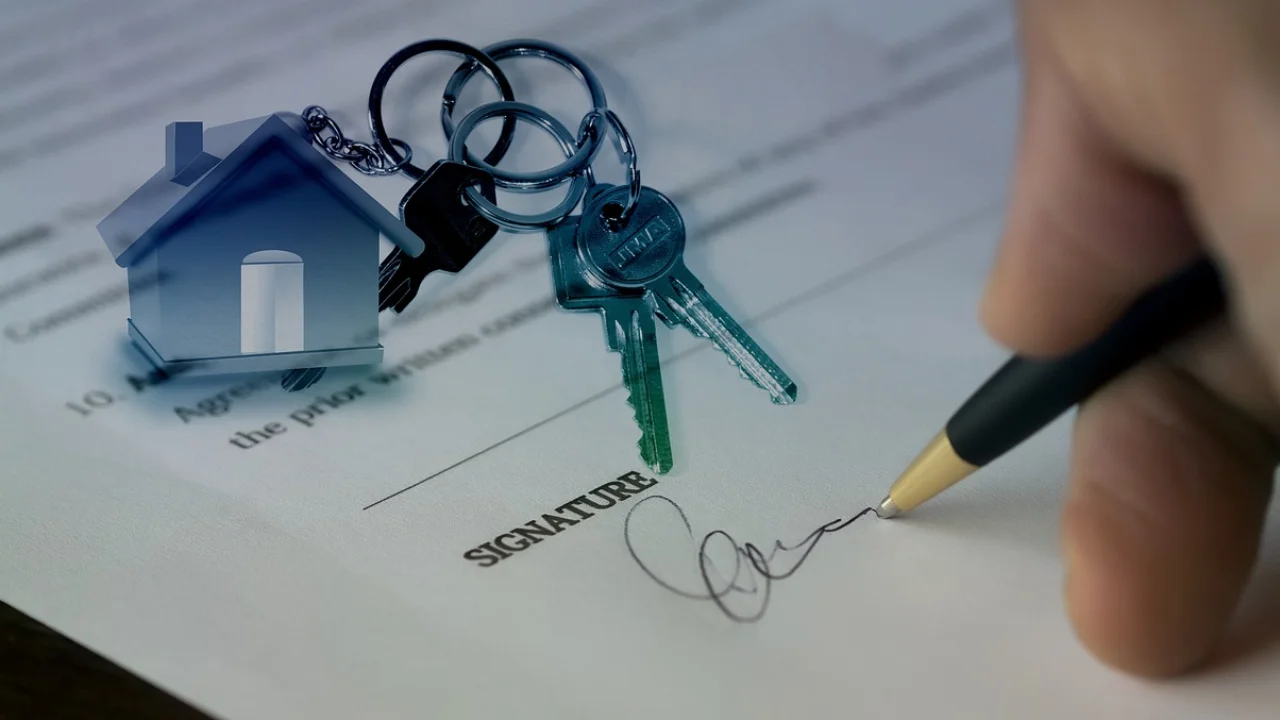 Número predial identificado na fachada de uma residência