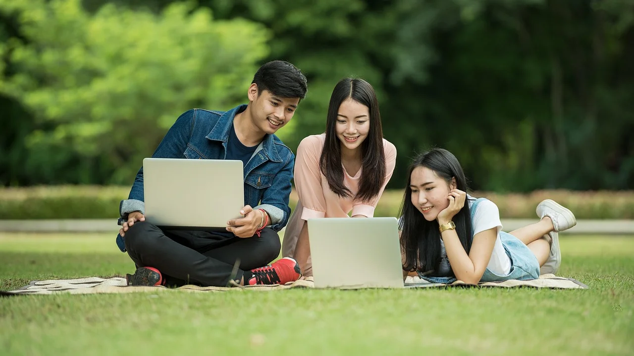 Tela de computador aberta em portal de inscrição acadêmica.